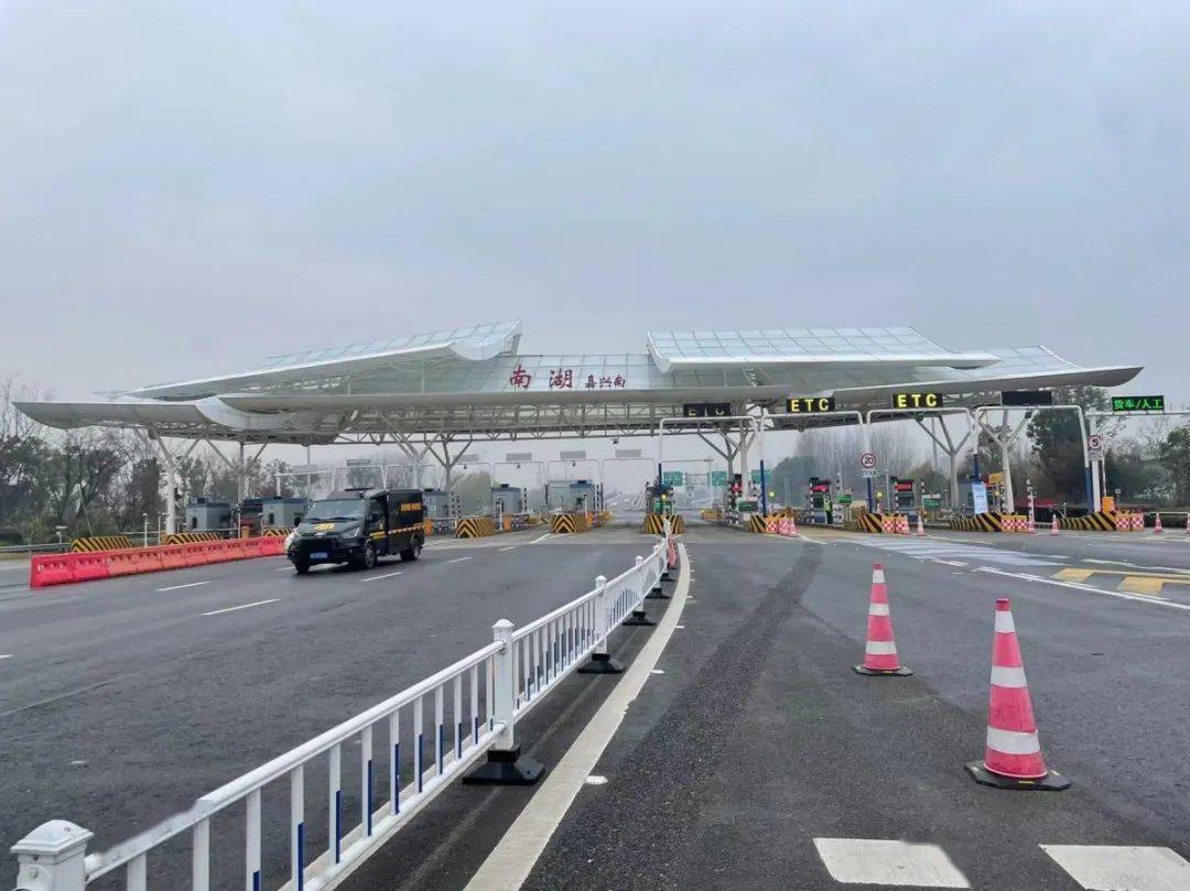 今天上午,记者来到g1522常台(嘉绍)高速公路南湖收费站,看到收费站