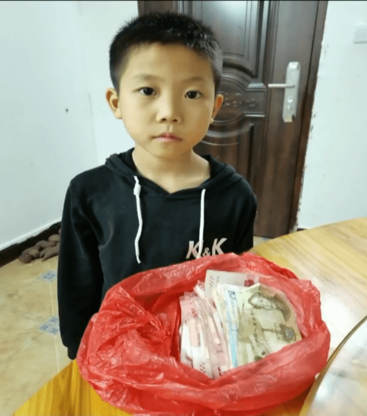 【践行社会主义核心价值观】“我在马路边,捡到一万多”,合浦这位小同学的做法太赞了_劳显佳_石康镇_失主