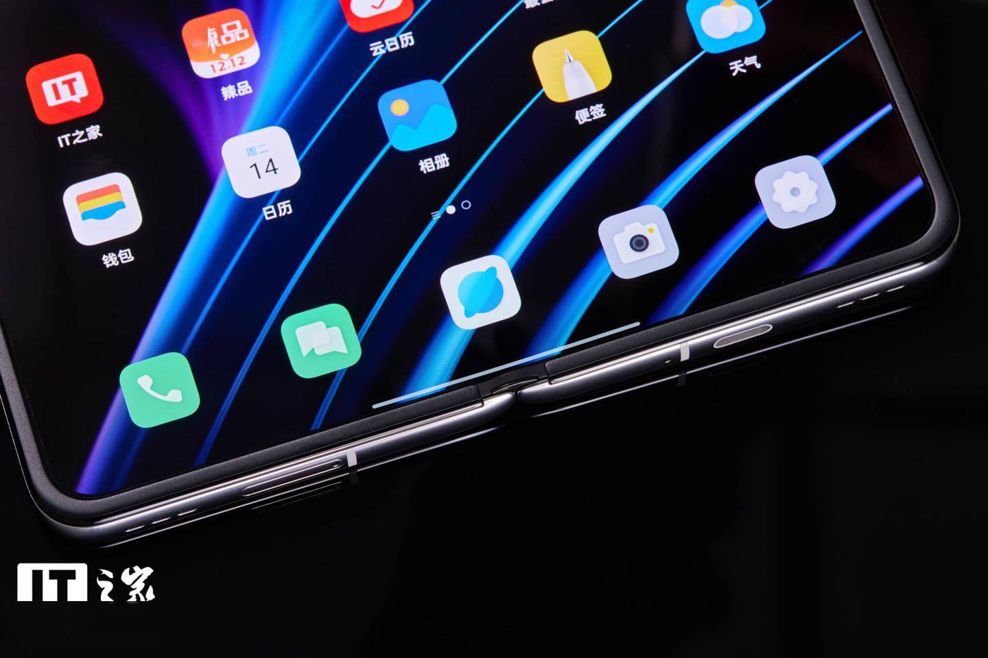 OPPO Find N 折叠旗舰图赏：无缝折叠，自由悬停