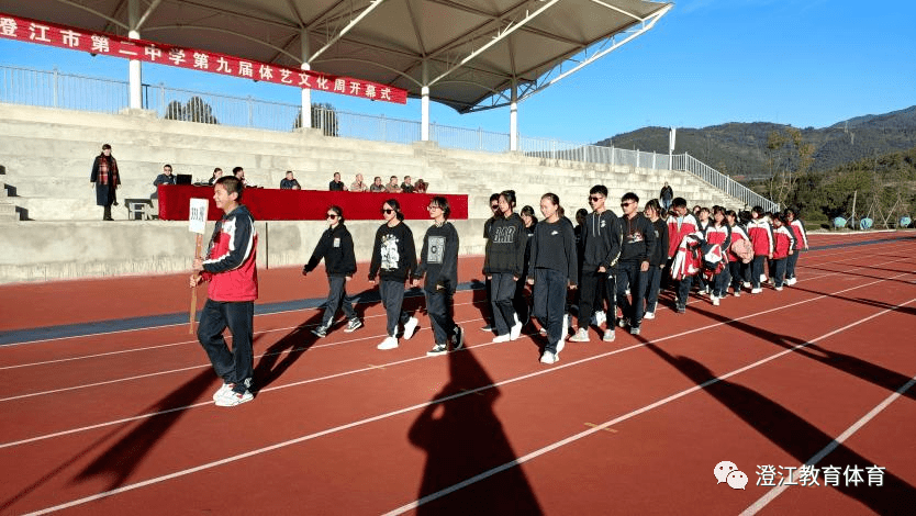 斗志昂扬,步伐铿锵有力,口号响彻云霄,充分展示了澄江二中奋发向上的