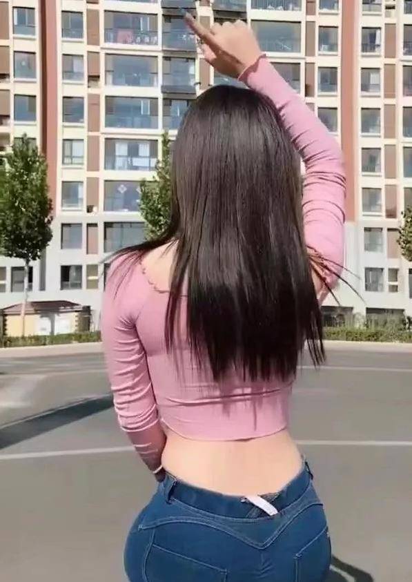 美女选择的这身服装,让小姐姐身材优势完美呈现,显的高挑和苗条.