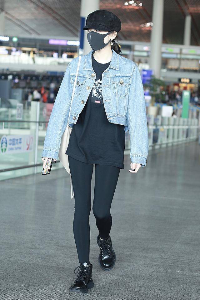 古力娜扎失误了?露脐衣 无痕裤明明又飒又美,却被内搭t恤拖后腿!