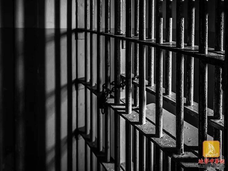 阿基曼消息:阿基曼刑事法庭判处六名男子三年监禁,罪名是在一家按摩院