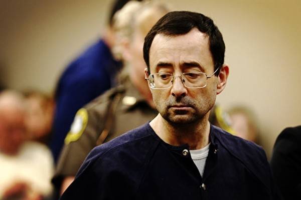 美医生侵犯上百名少女,连6岁女童都不放过,看病前先摸一遍全身_纳萨尔