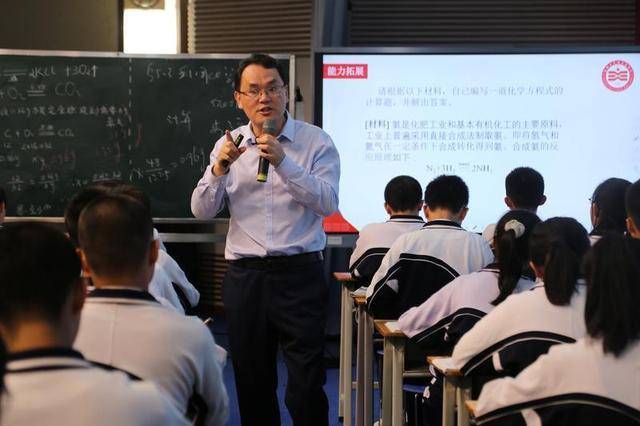 校长带头上公开课,引领课改行动_何翔_化学课_文锦