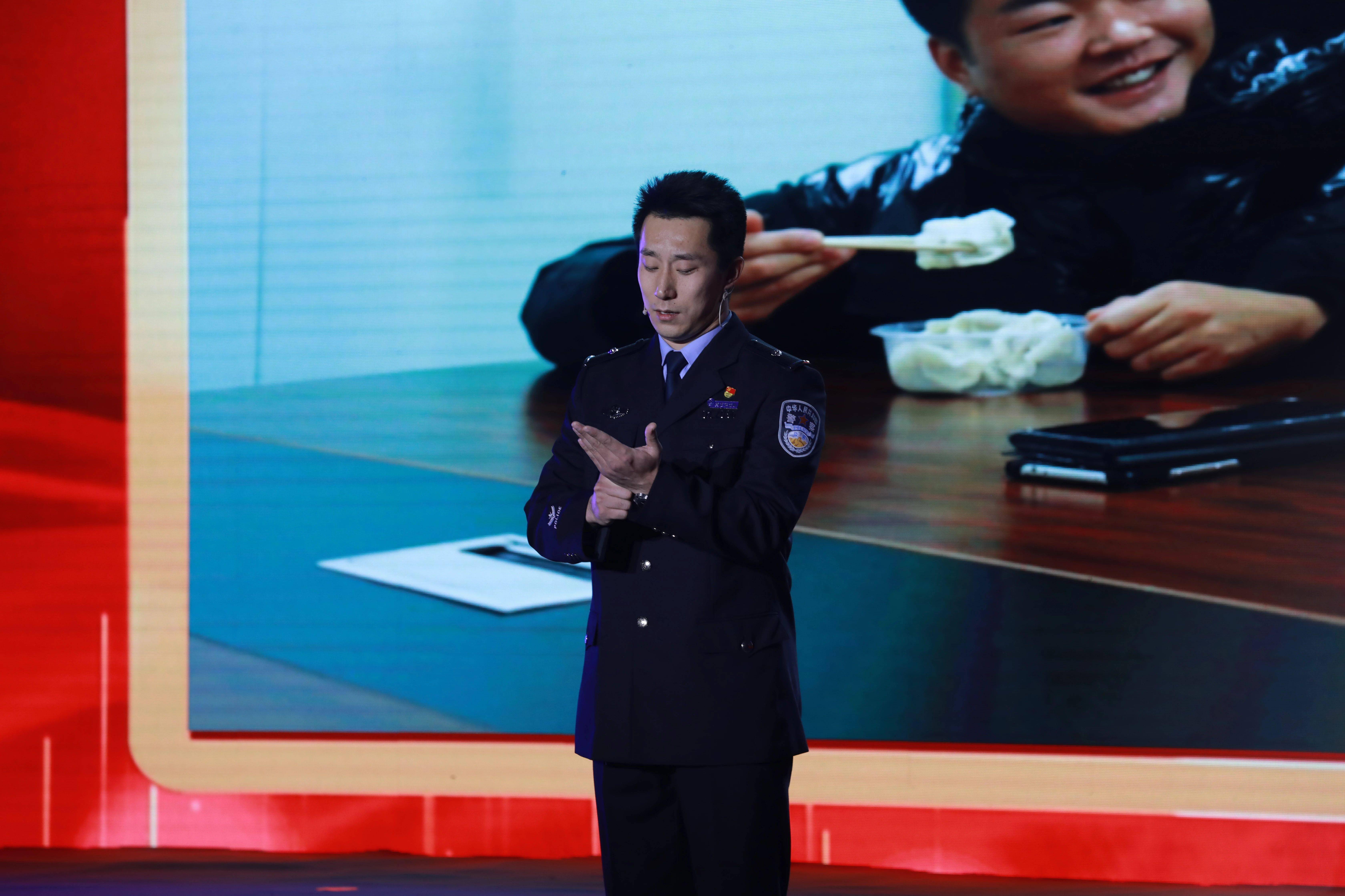 在师傅的倾囊相授下,如今的祁欣宇,已经是一名"穿警服的副书记"了