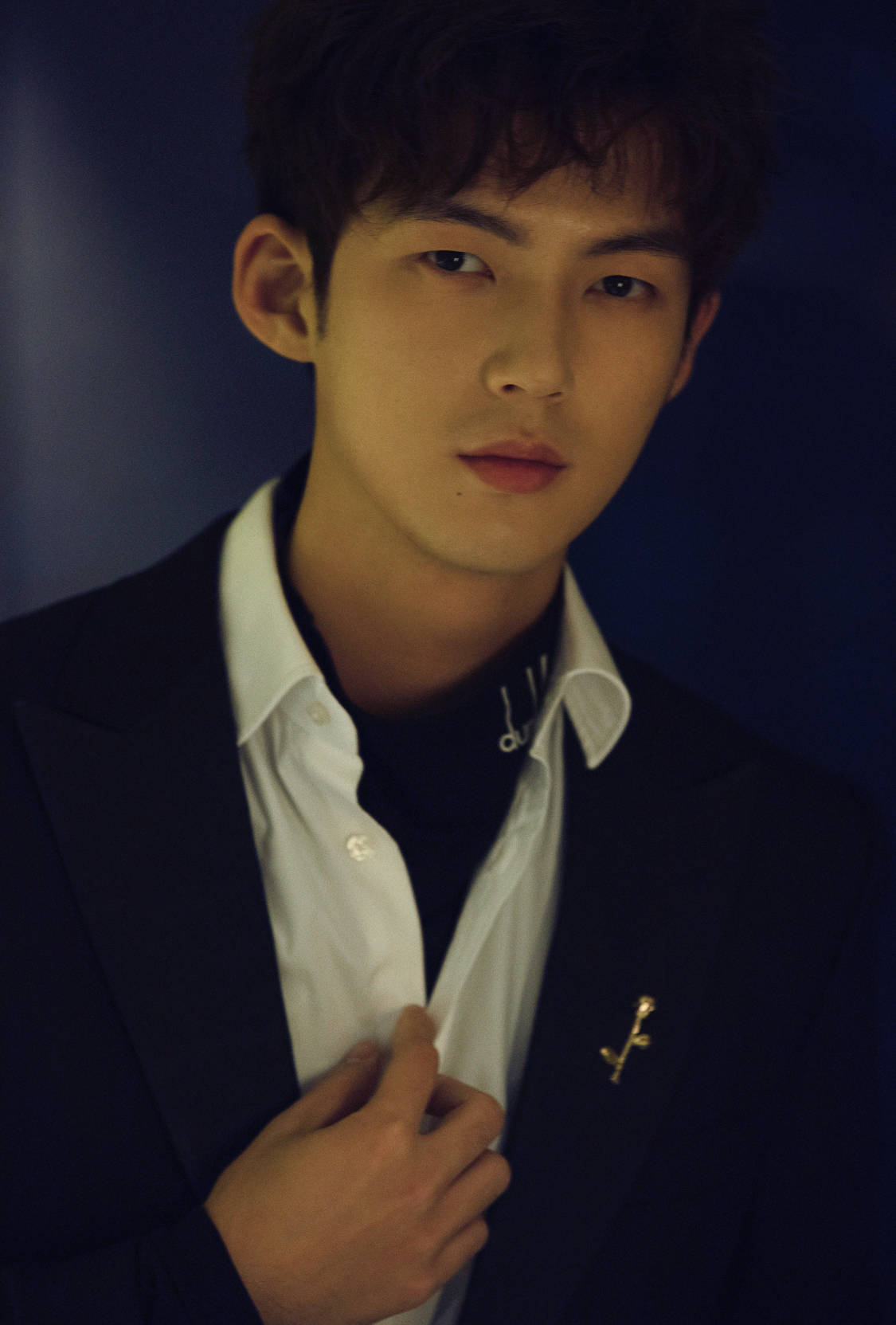 董力写真晒长腿尽显高贵气质感