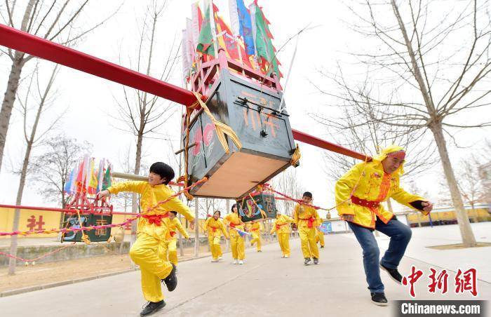 传承|河北省级“非遗”抬花杠进校园 小学生与传承人共同感悟“抬杠”魅力