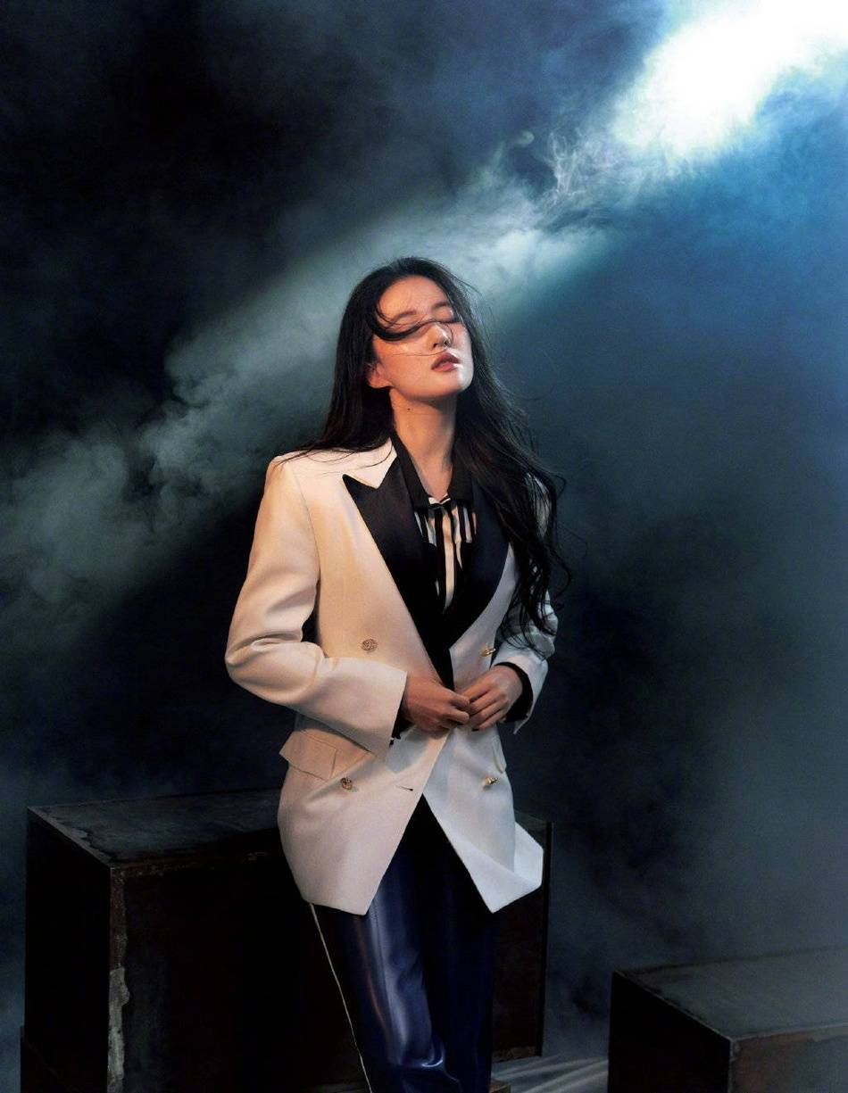 刘亦菲西装造型酷飒魅惑 发丝微乱气场十足_白西_装配_活动