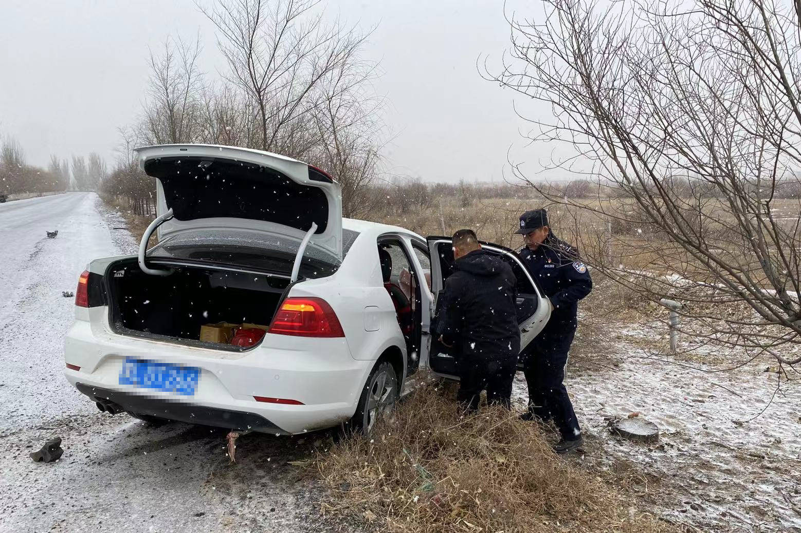 雪天路滑遇車禍民警救援暖人心