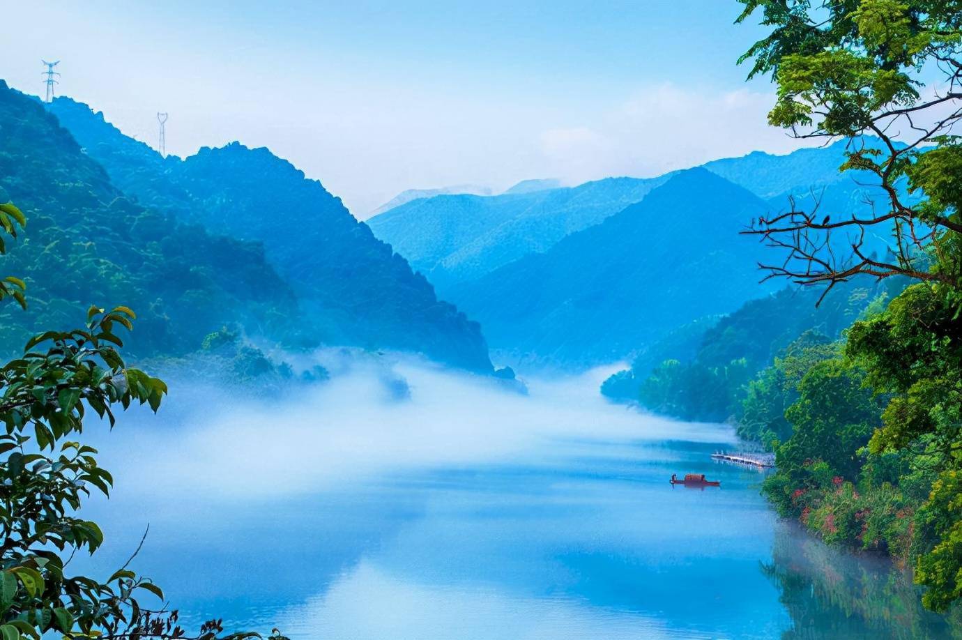 湖南小东江云雾绕山间一叶小舟飘在江面静如止水震撼心灵
