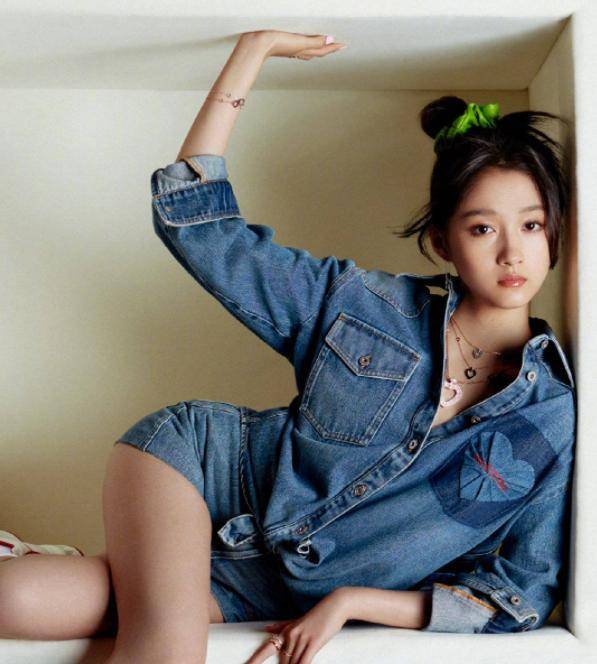 关晓彤近照罕见性感造型,一双长腿又细又直,细腰美背性感撩人_套装