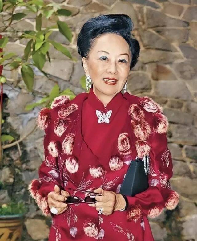 她,就是"香港第一豪门阔太"利孝和夫人,利陆雁群.