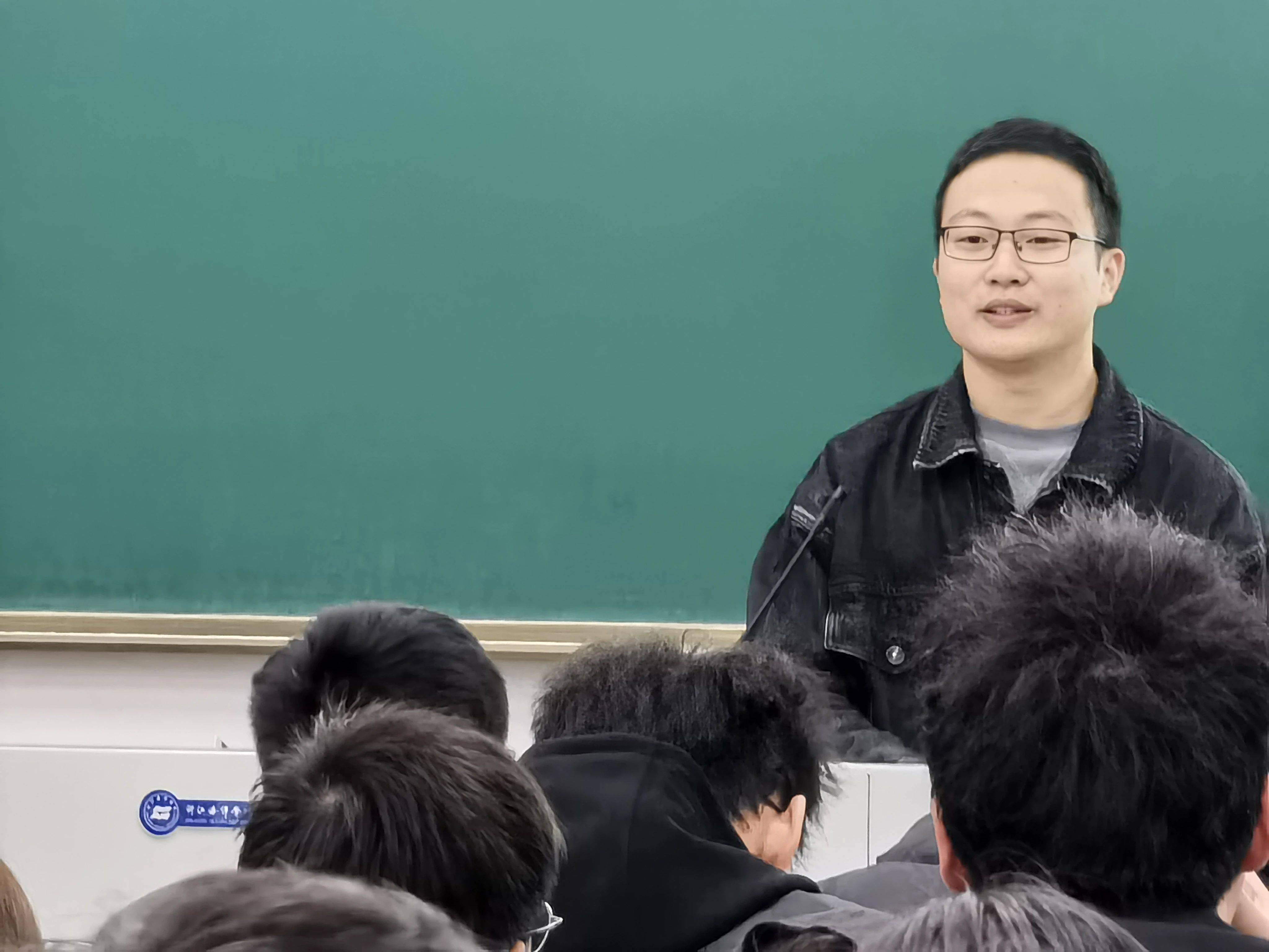 竞赛与大学生的创新能力培养"的青年教师大讲堂,卢克祥老师担任主讲