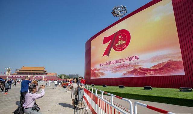 北京天安门广场飘起红丝带