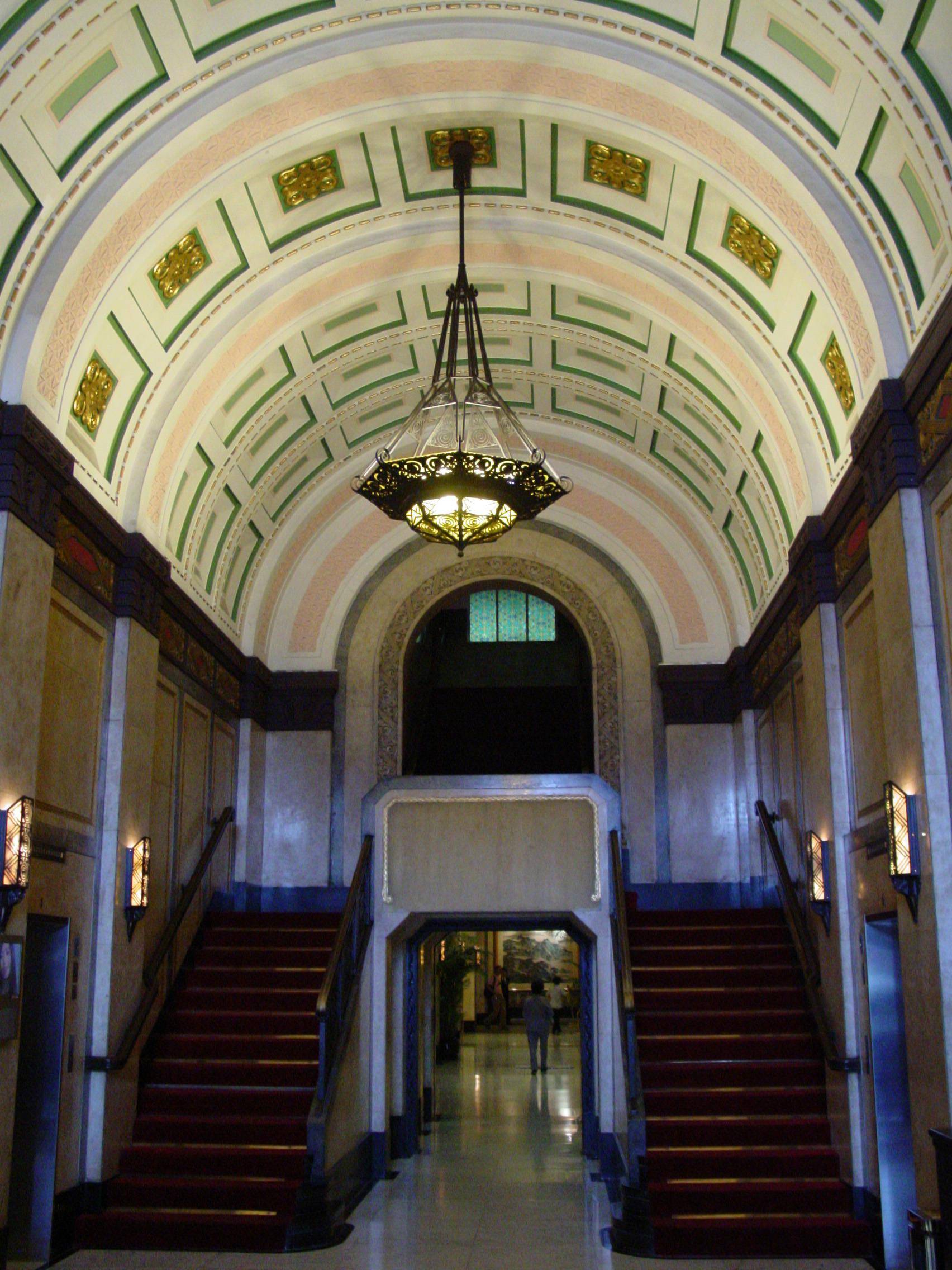 90多年过去了,从"沙逊大厦"到"和平饭店",这幢建筑以其独特的外形及