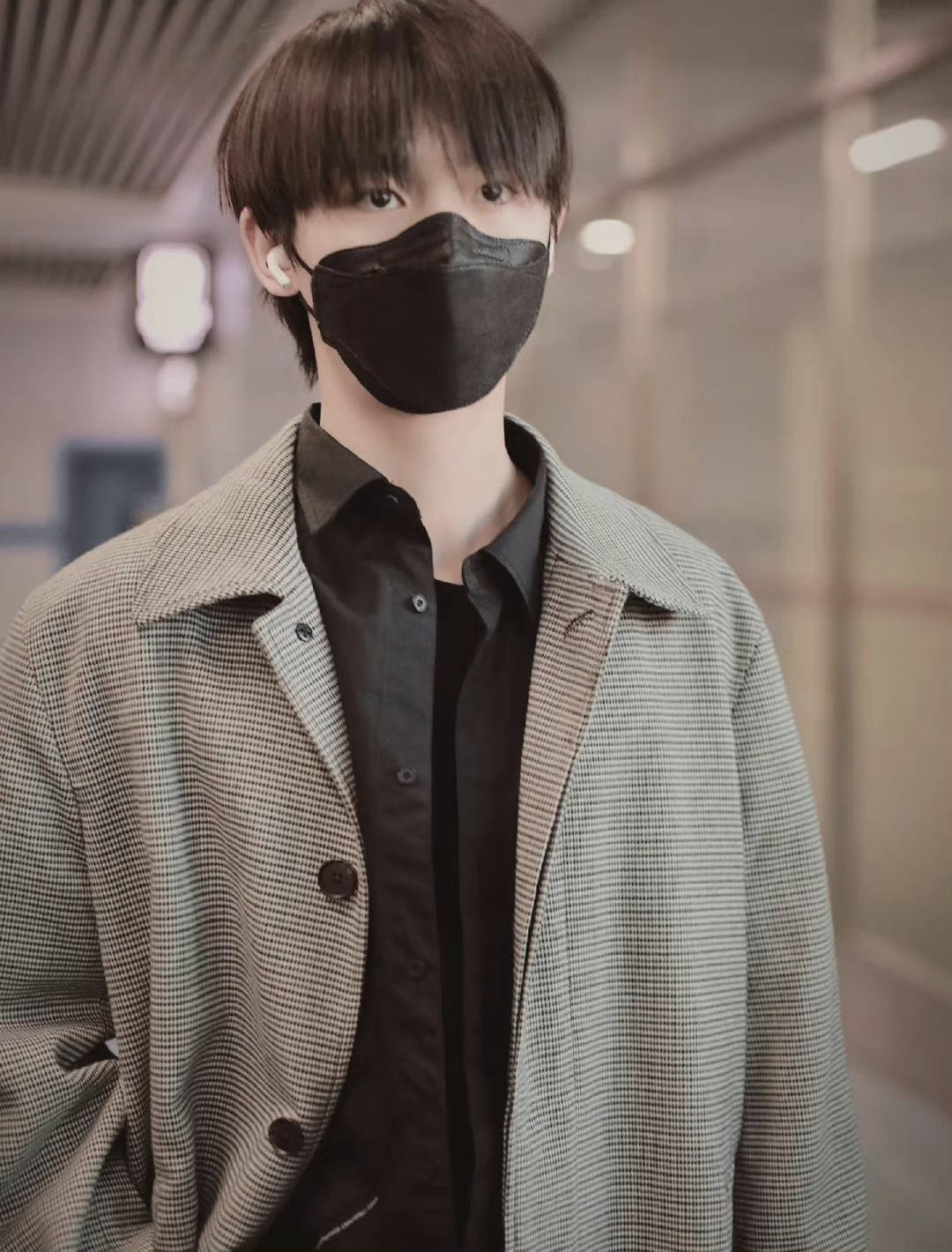 很喜欢丁程鑫的机场私服大多是黑白灰的色调但是穿的很有质感