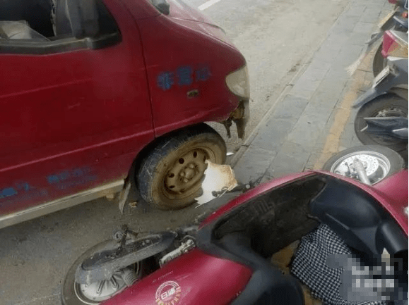 暖心保山一面包车撞倒摩托车女子腿部被压车底无法动弹就在这时