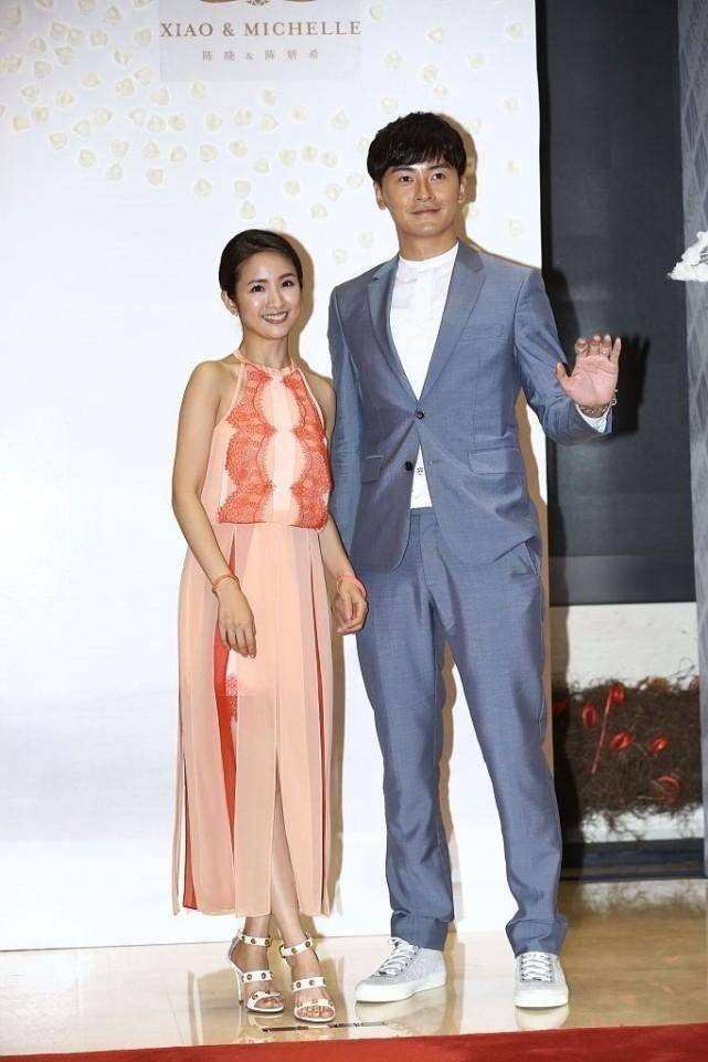 林依晨和郑元畅同框好养眼穿橘色裙仍有偶像剧颜值看着挺甜的