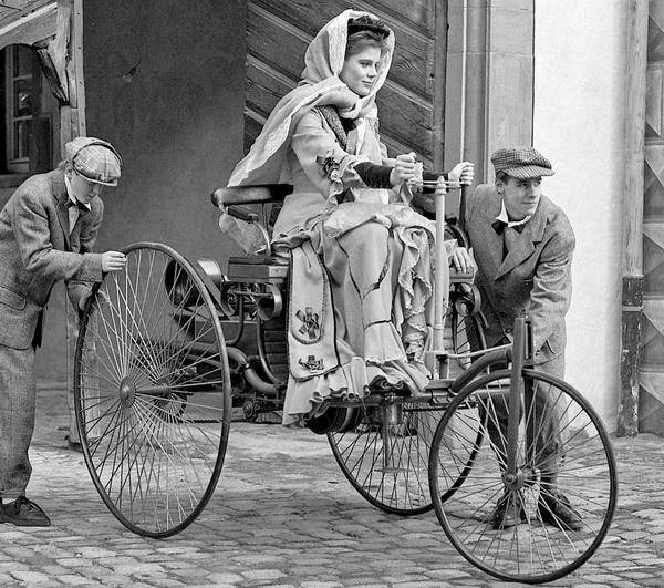 德国女性贝瑞塔·本茨(bertha benz)于1888年完成世界上第一次汽车