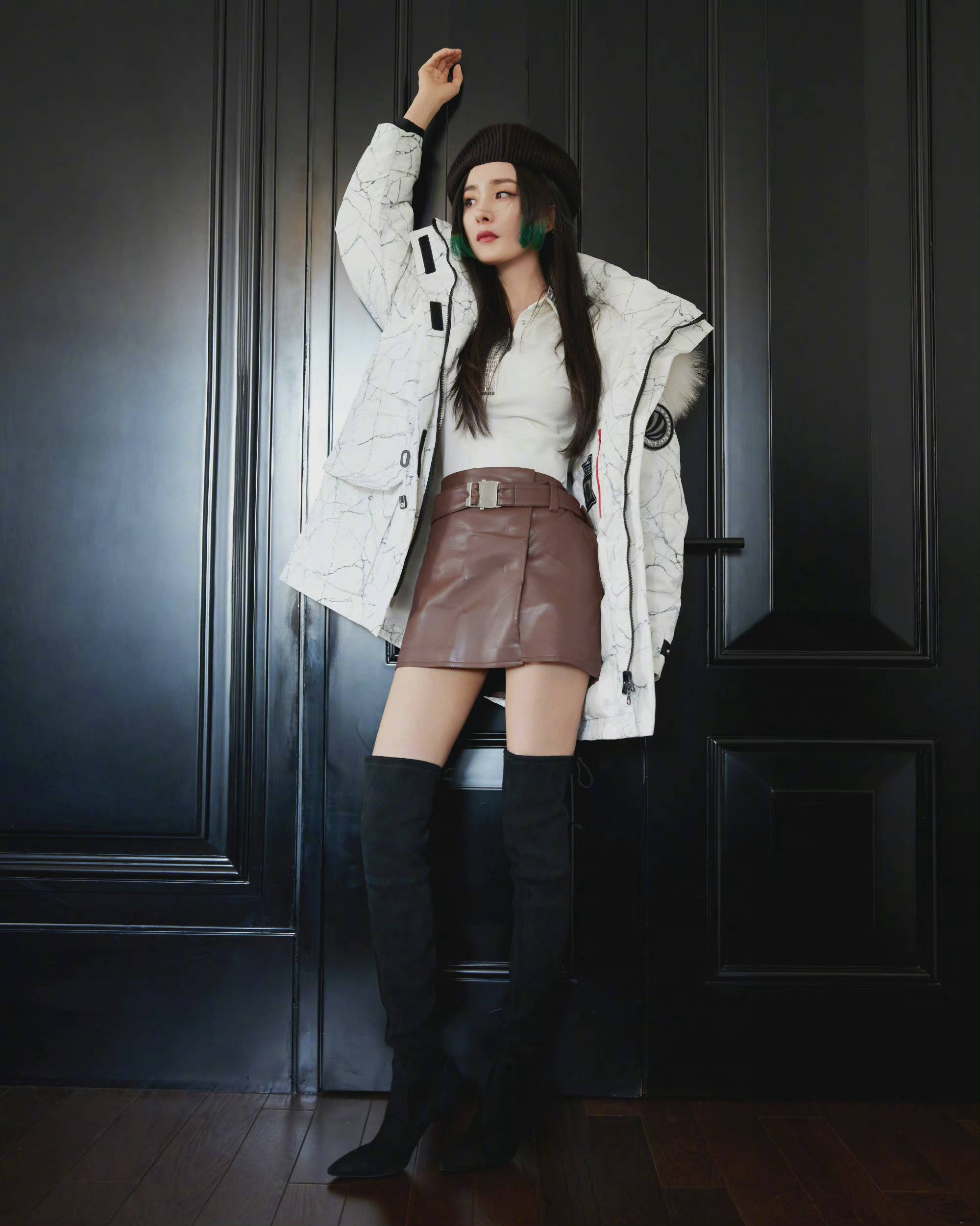 杨幂今日活动造型图 绿色挑染公主切发型搭配贝雷帽及过膝长靴……_酷