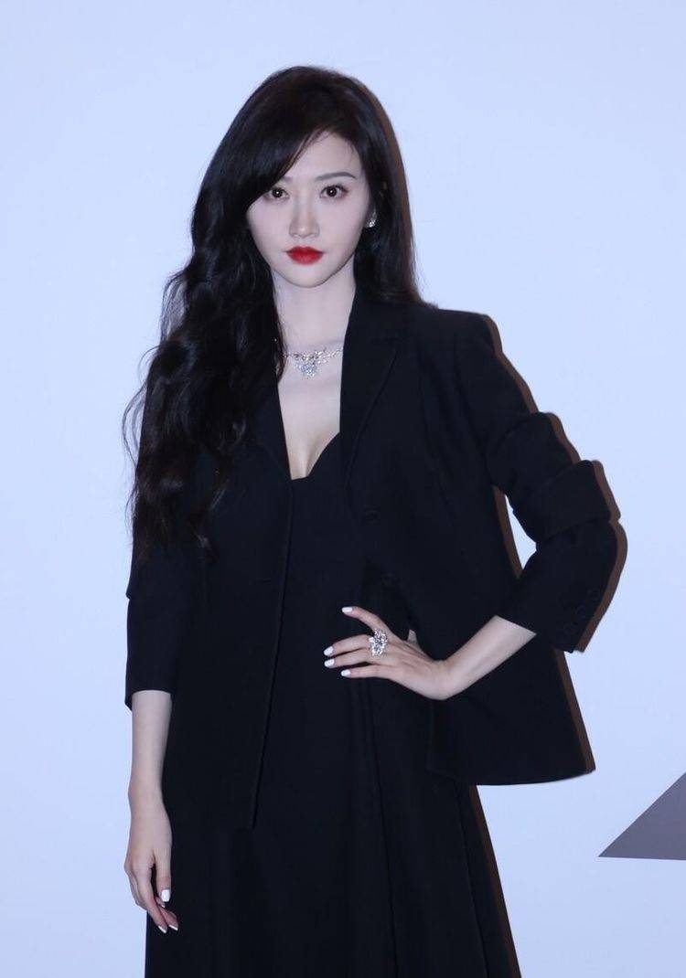 景甜穿黑色好霸气长裙搭配西装有女王气场精致脸型显出好气质