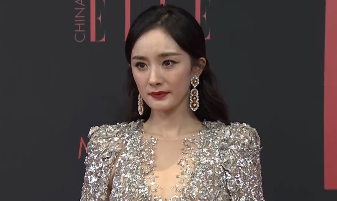 杨幂走红地毯被路人用原相机拍下生图暴露真实颜值