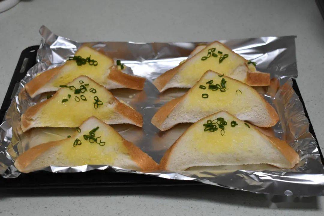 做法|面包片这做法太妙了,香脆鲜美,吃一口就爱上,早餐吃它起床有动力
