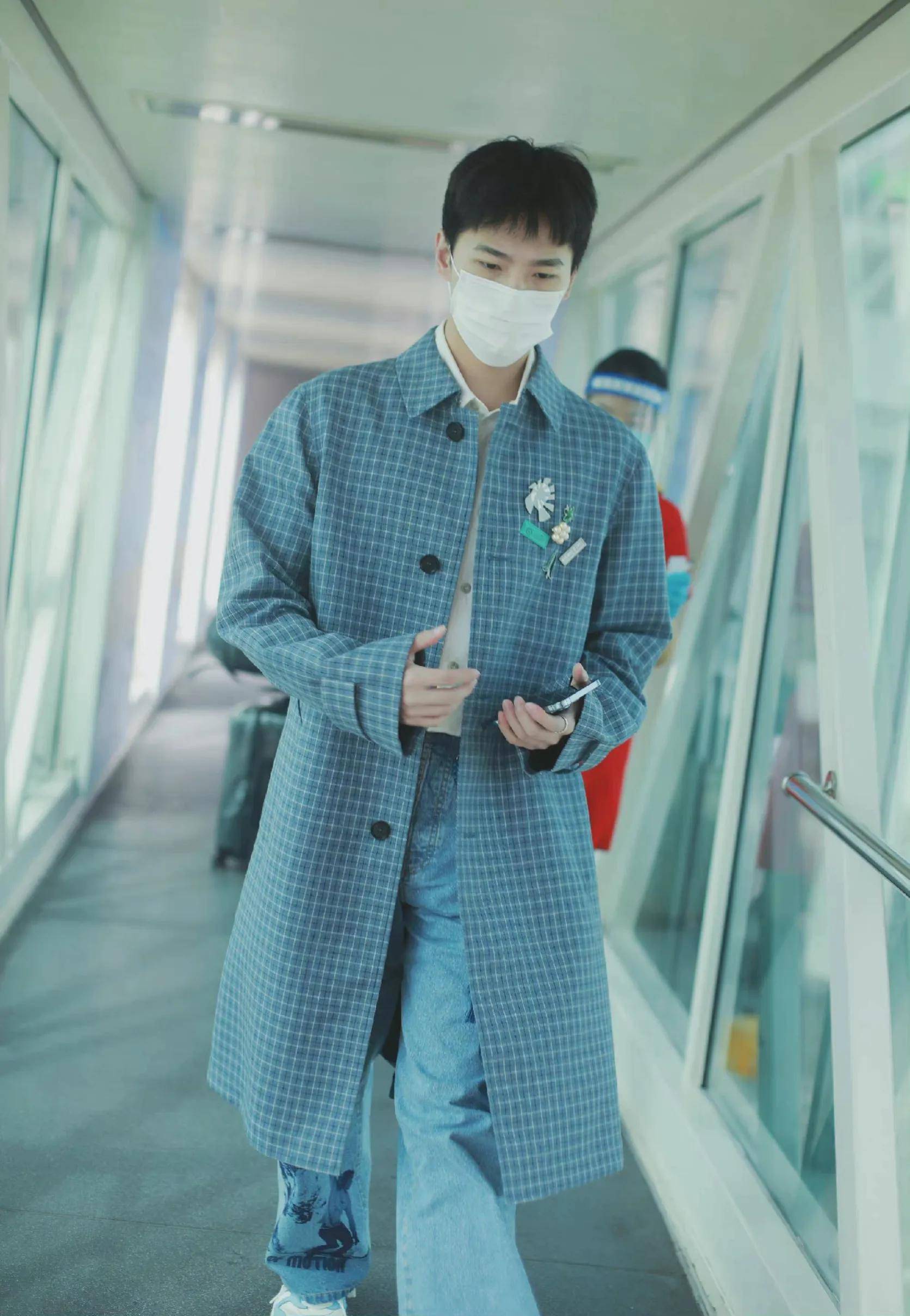 杨洋机场私服身穿蓝色格纹大衣印花牛仔裤清冷自持优雅高级