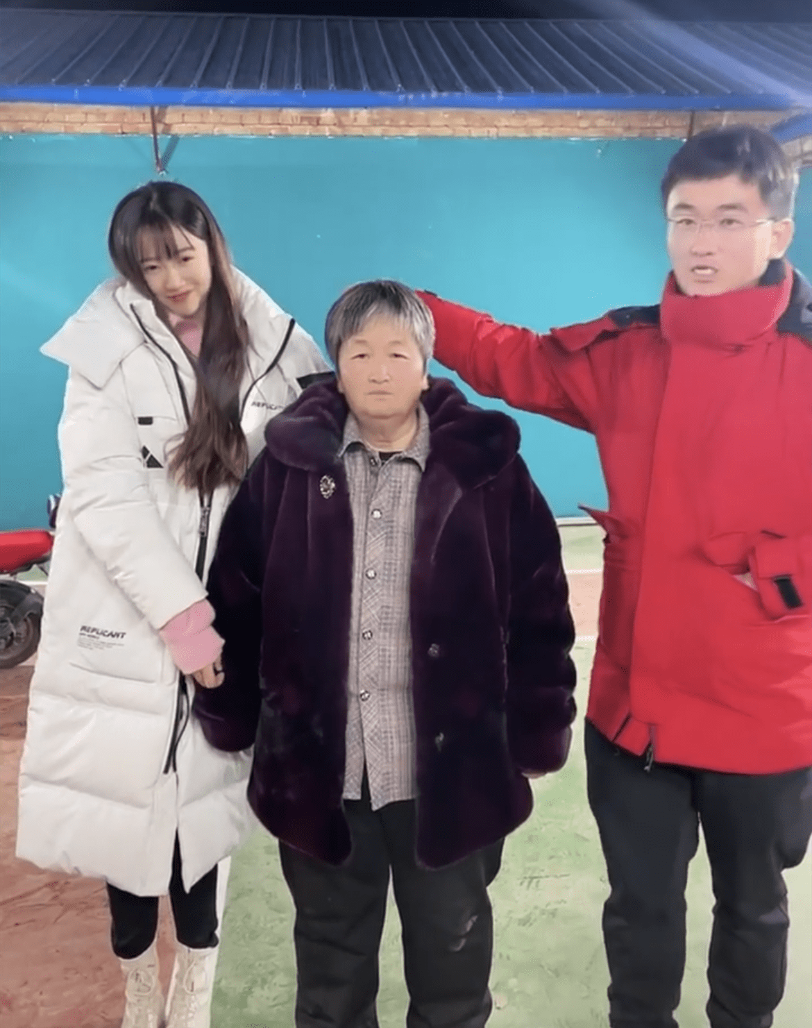 结束"衣哥"那边的活动之后,姜涛便返回德州农村看望妈妈,顺便将"小