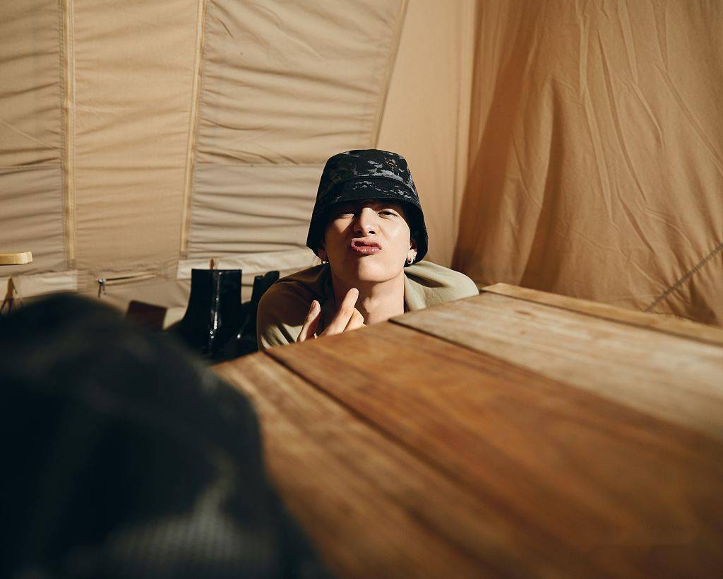 王嘉尔慵懒风大片化身居家男友戴扎染渔夫帽撅嘴卖萌超可爱