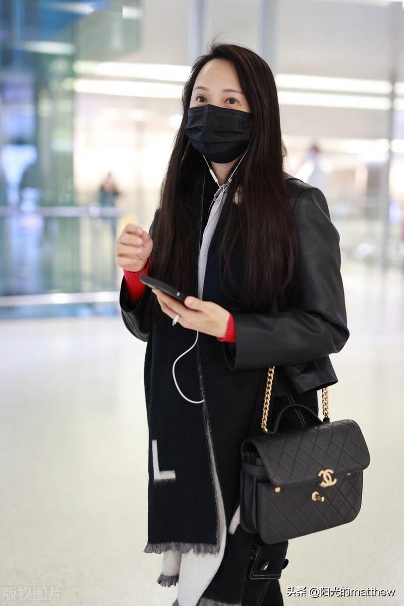 街拍伊能静穿皮夹克搭配精致包包休闲时尚岁月不败少女感十足