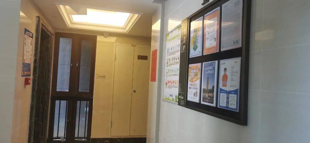 公告栏,"垃圾分类"宣传标识…这些小小的零件让楼道的温馨感倍增,同时