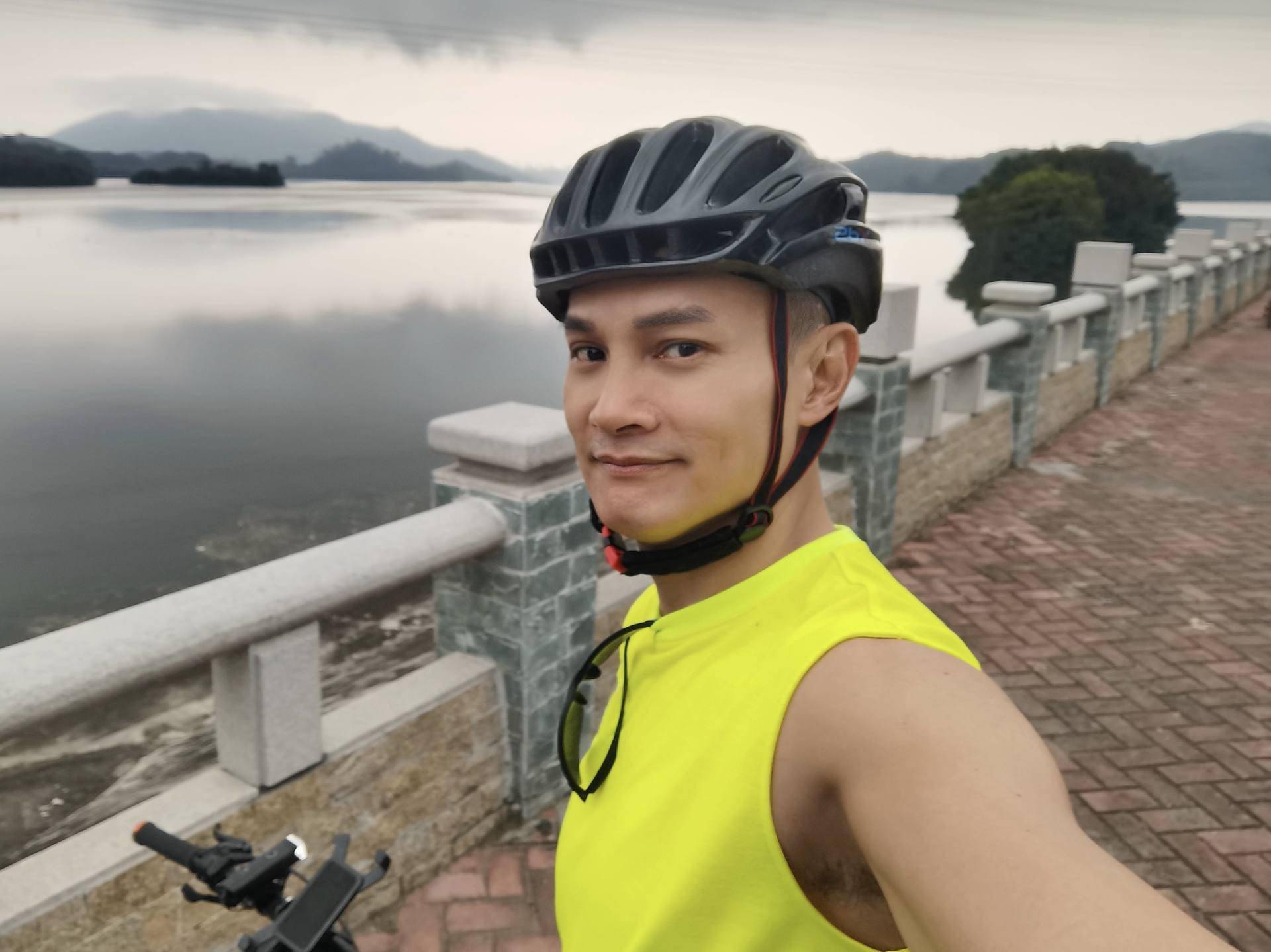 tvb著名绿叶放弃外国国籍,做网红直播带货,获多位爱国艺人支持_何俊