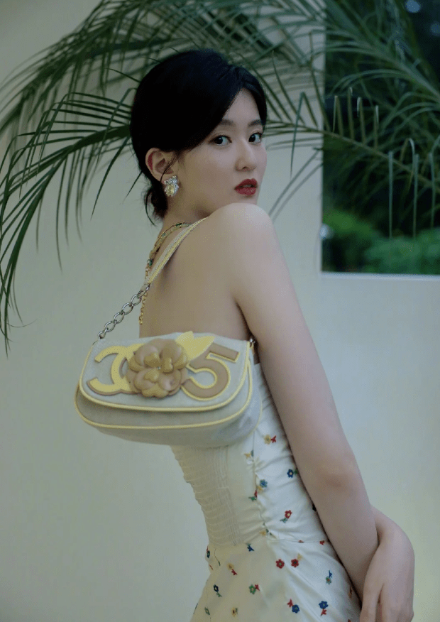 乔欣新剧来袭穿碎花抹胸裙优雅清新美如人间尤物