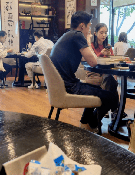王子文与男友餐馆约会被偶遇,素颜照被赞美,吴永恩穿