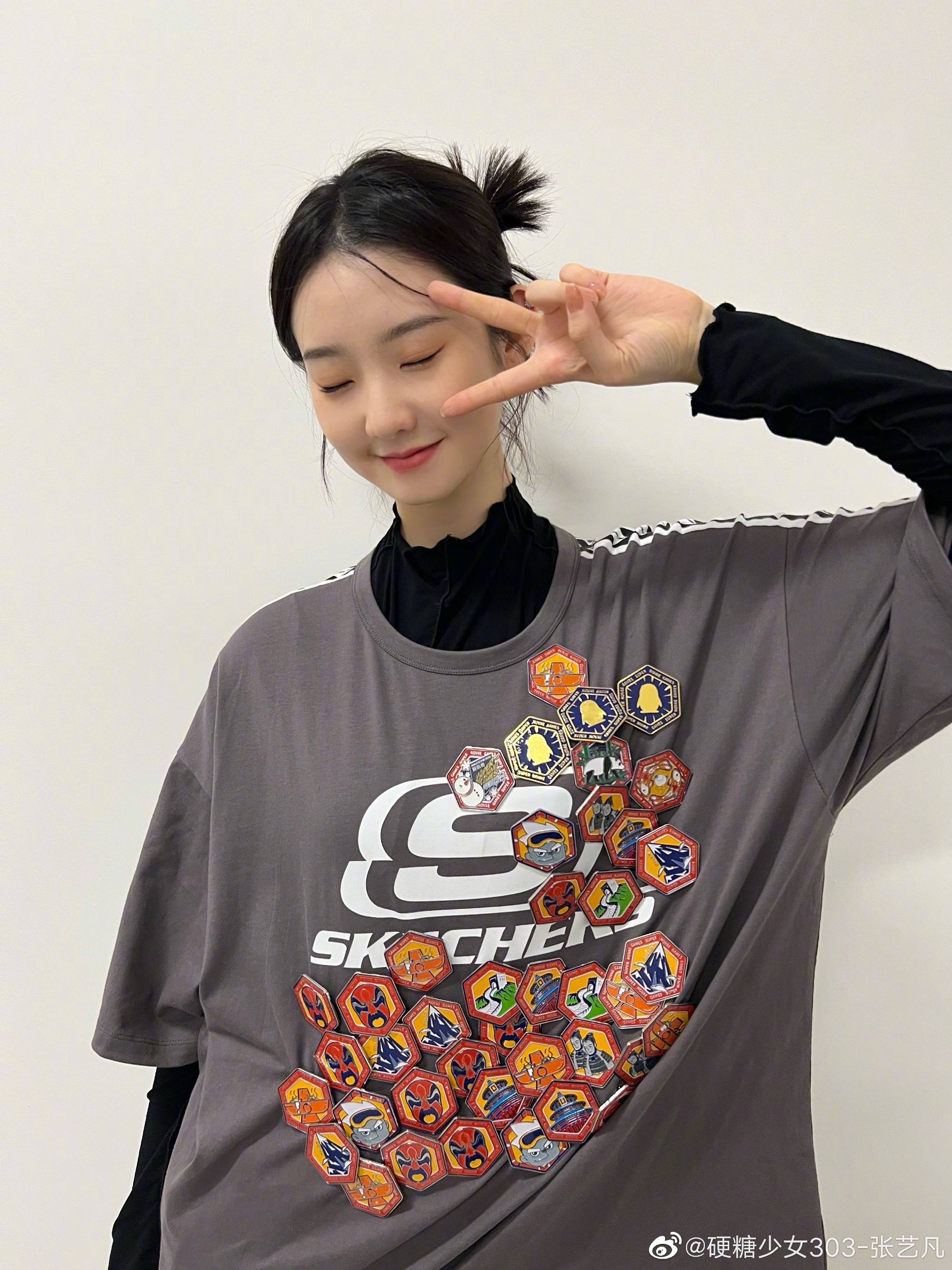 张艺凡微博晒超新星自拍……_徽章_富人_衣服