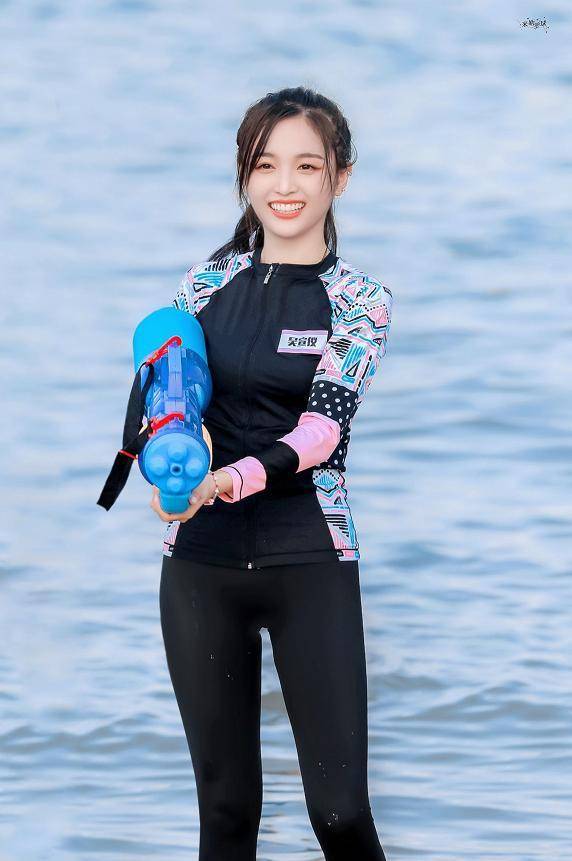 吴宣仪身材的确能打穿紧身泳衣毫无一丝赘肉标准衣架子