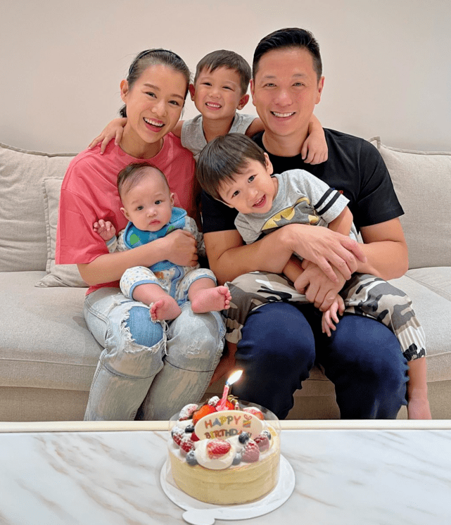 胡杏儿42岁生日与老公儿子们一起庆祝一家五口拍温馨全家福