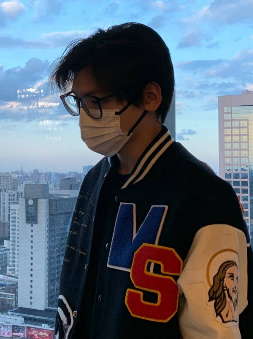 翟潇闻最新照片身穿棒球服戴着黑框眼镜