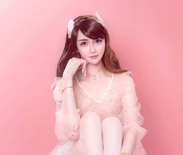 女装大佬蛇精脸网红穿白纱深v裙扮萝莉网友居然有点好看