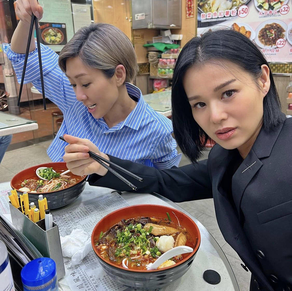 胡定欣贺胡杏儿生日,吃平民米线做夜宵,胡说八道会发展各不同_姚子羚