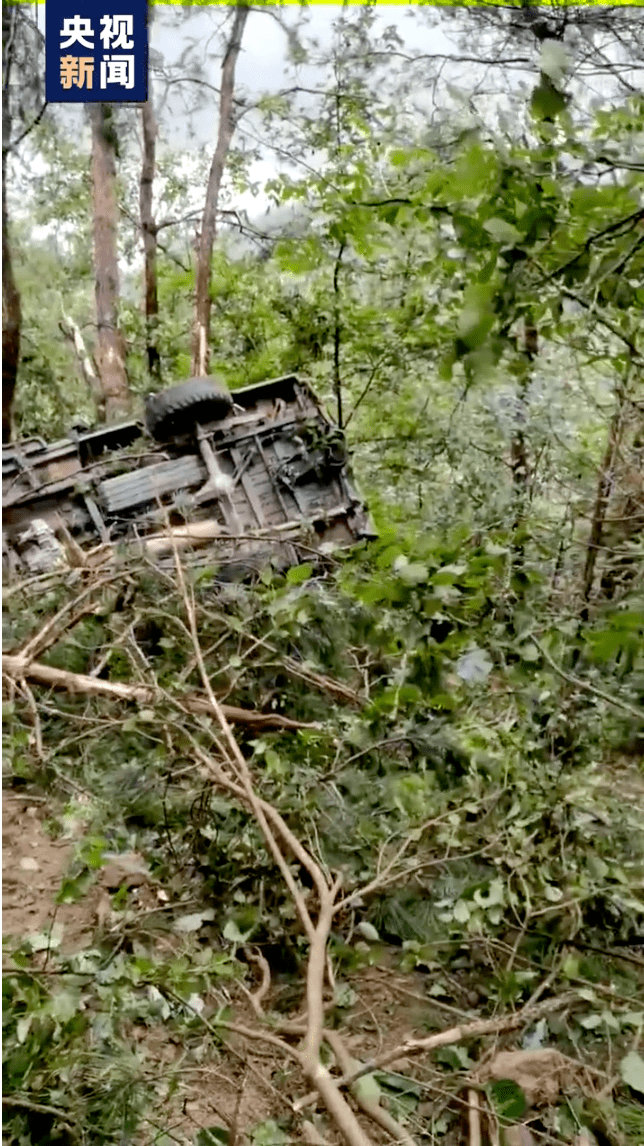 突发安徽太湖一皮卡车翻车坠入山沟12人死亡