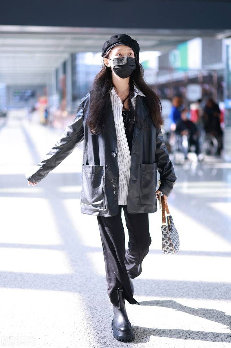 林允穿黑色皮衣搭配黑色长裤走路带风太酷了