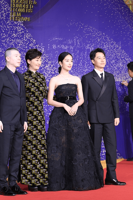 杨采钰有颜又有身段,穿黑裙不仅好看,站徐帆身边气质也没被碾压_裙子