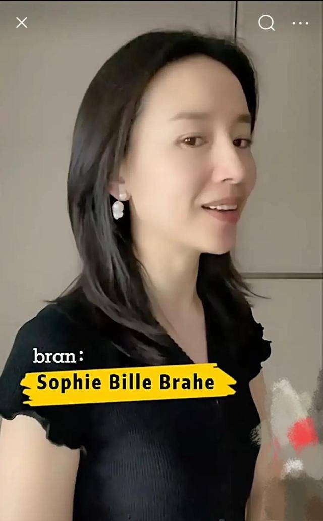 董洁脸上胶原蛋白流失凸嘴更明显了身材还干干巴巴的不好看