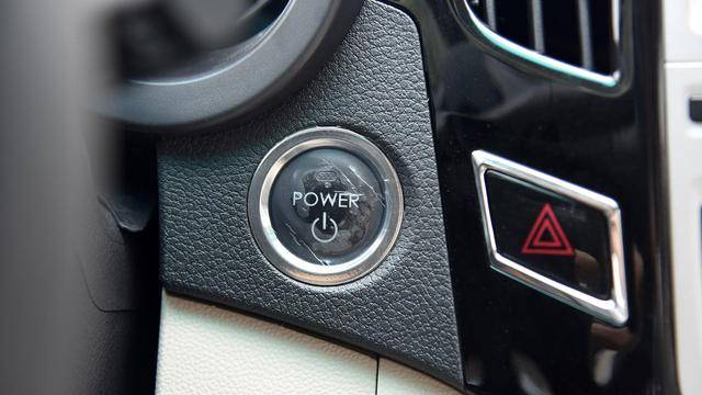 比亚迪e5纯电动汽车安全维修开关拆装