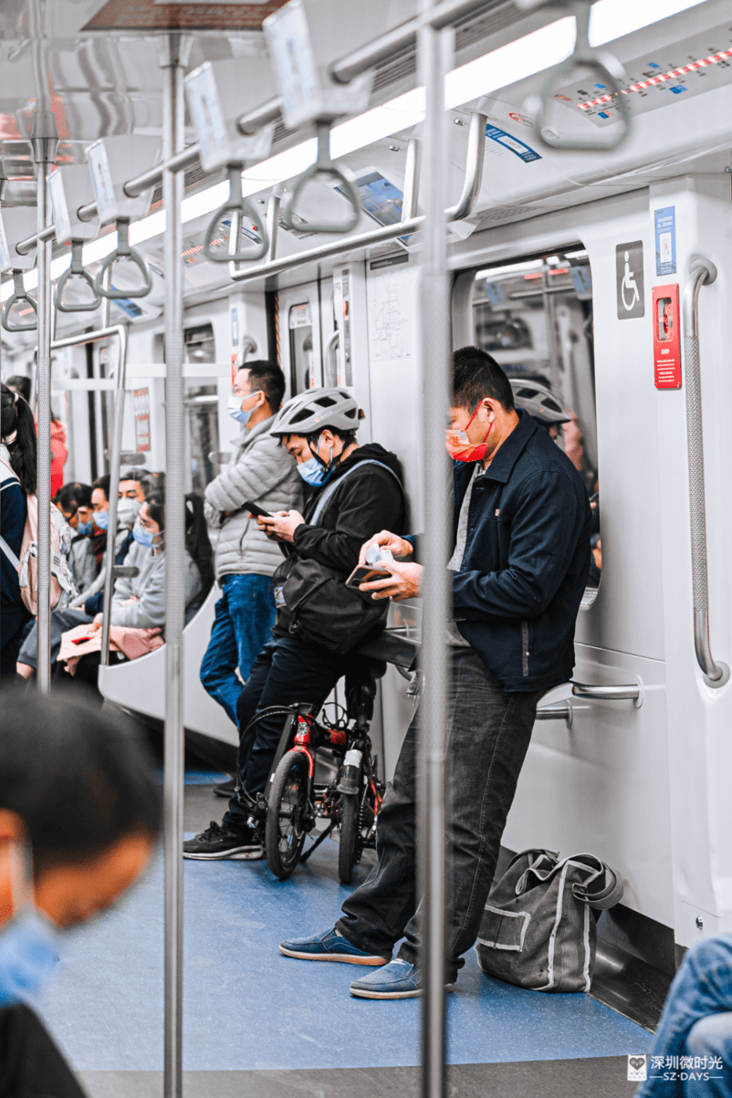 凌晨5点赶第一班地铁公交的深圳人