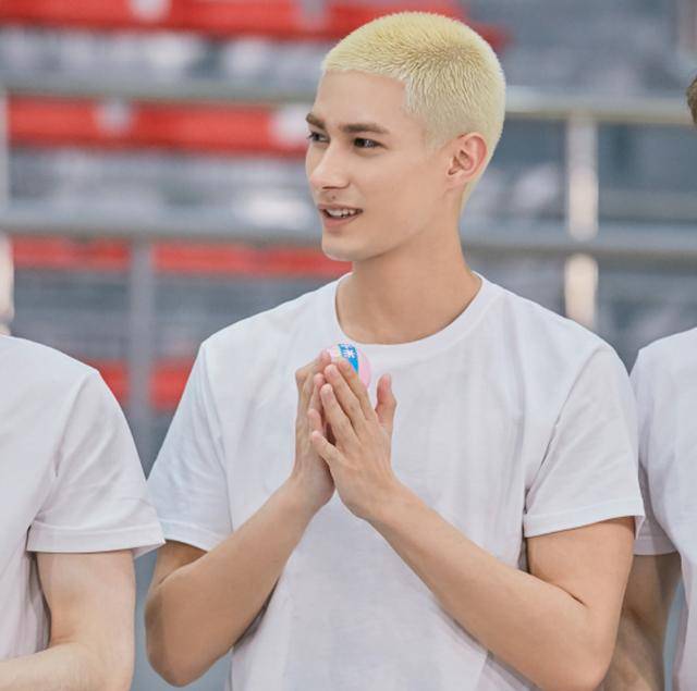 而米卡也是这个男团的成员之一,在节目中也有