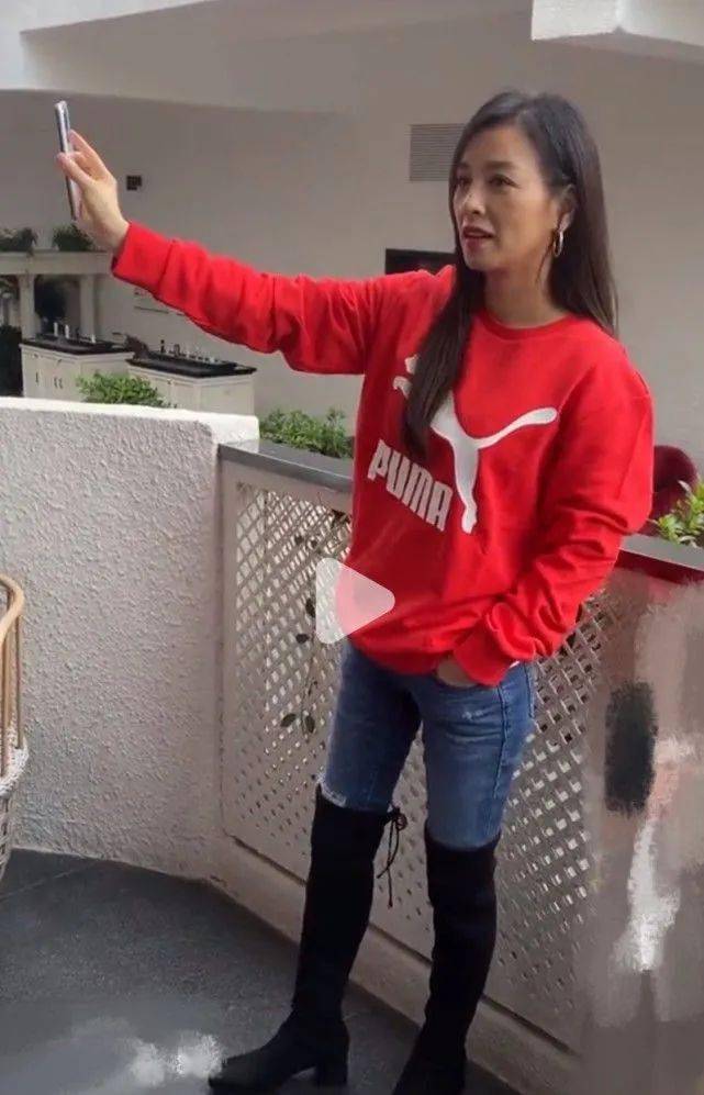 这才是51岁真实的张庭膝盖有点钙化一看就是老年人的腿